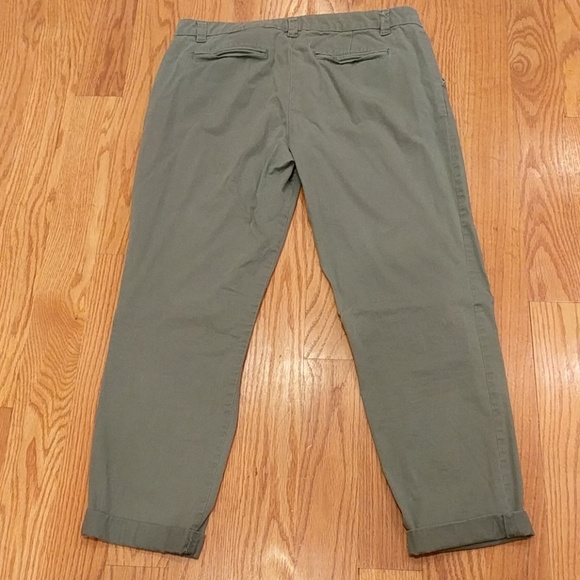 Like new gap broken in straight size 10 olive - Picture 2 of 3